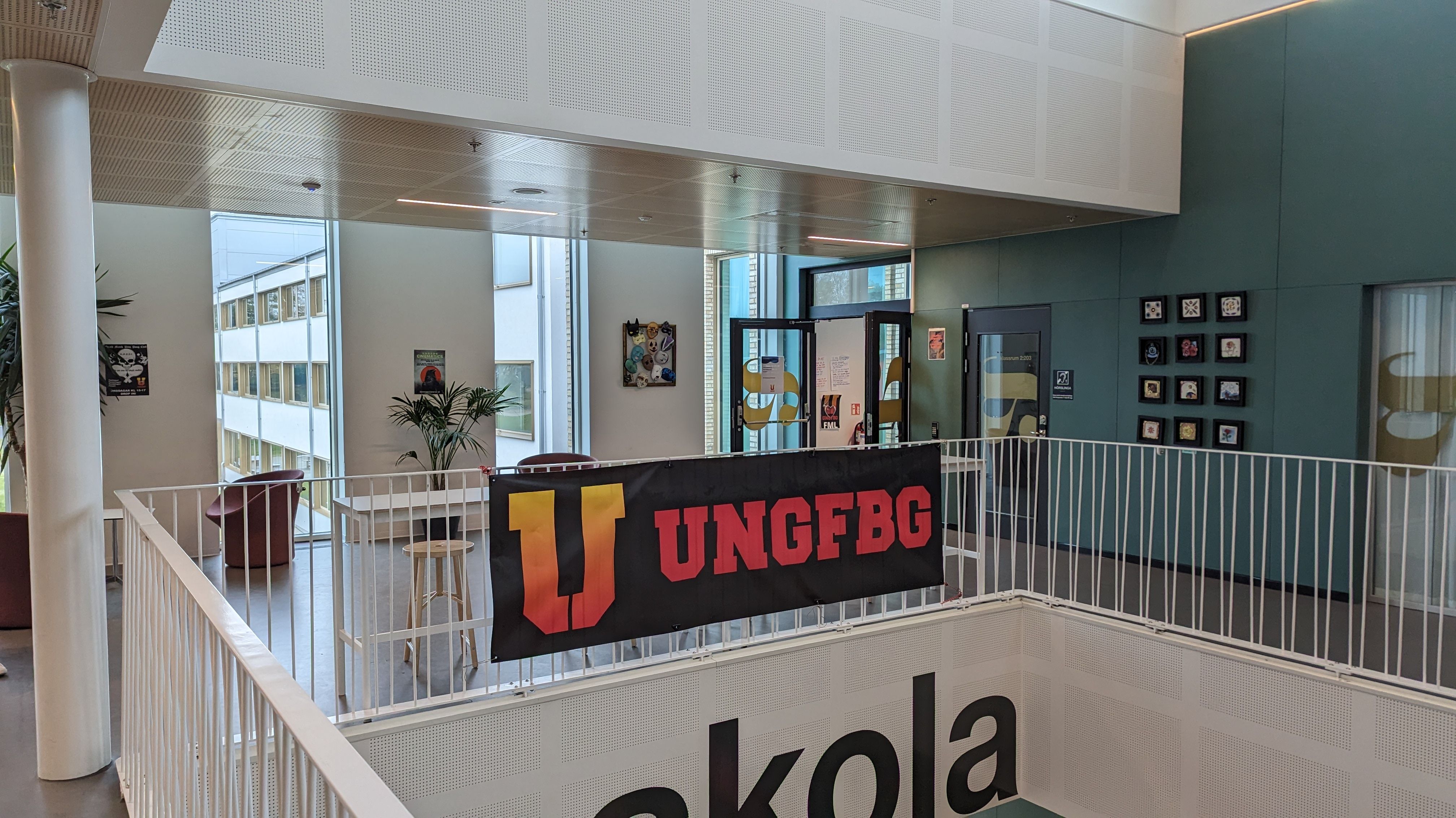 Vepa på trappräcke med texten Ung Fbg