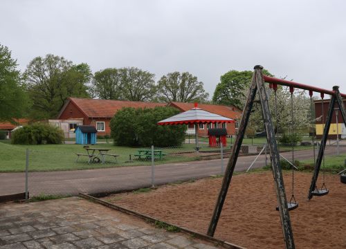 Klätterställning med gungor i bakgrunden