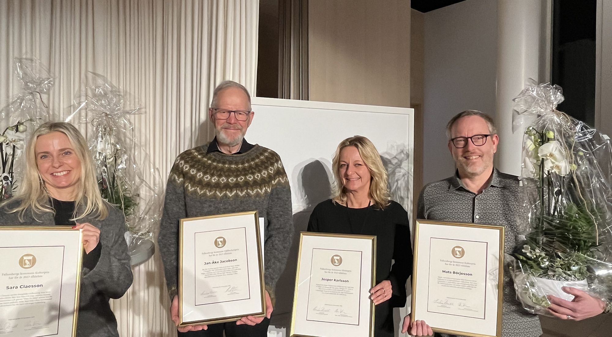 De fyra pristagarna står uppställda med sina diplom.