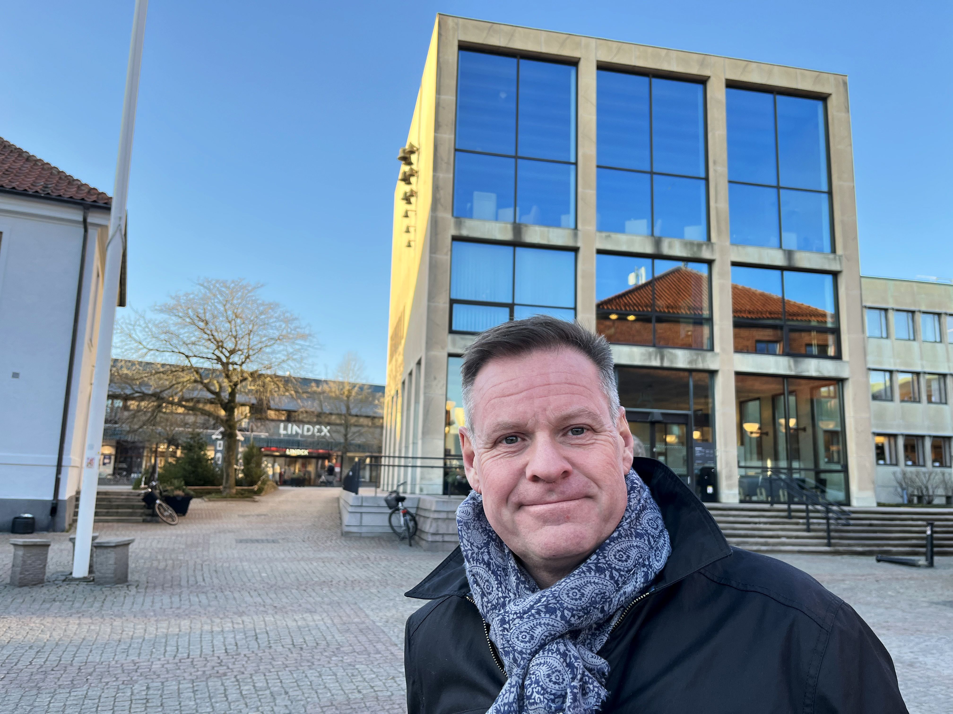 Lars Fröding utanför stadshuset