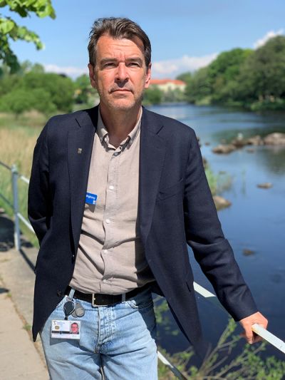 Johan Klingborg. Han har blå kavaj och står bredvid Ätran.