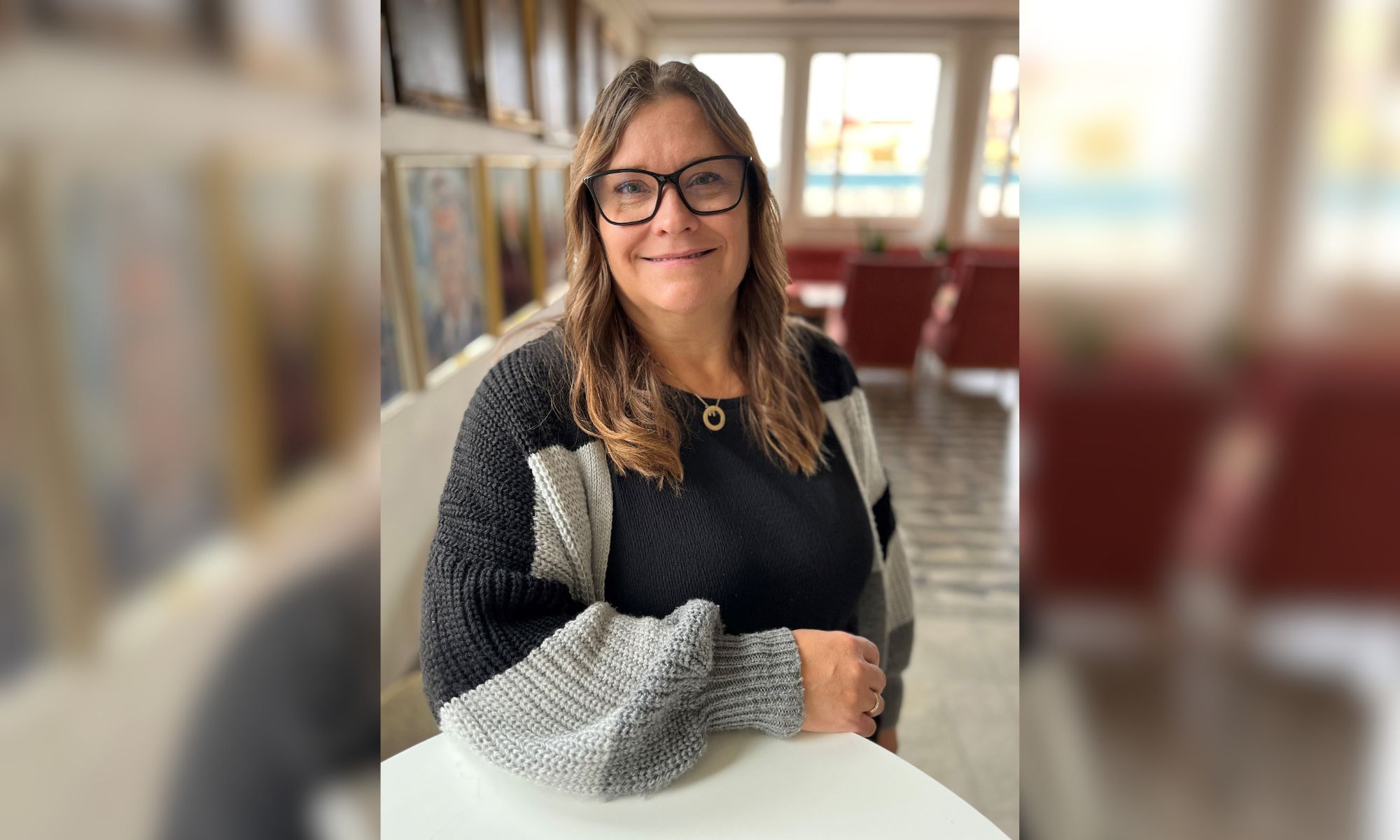 En porträttbild på Martina Lund. Hon ler lite.