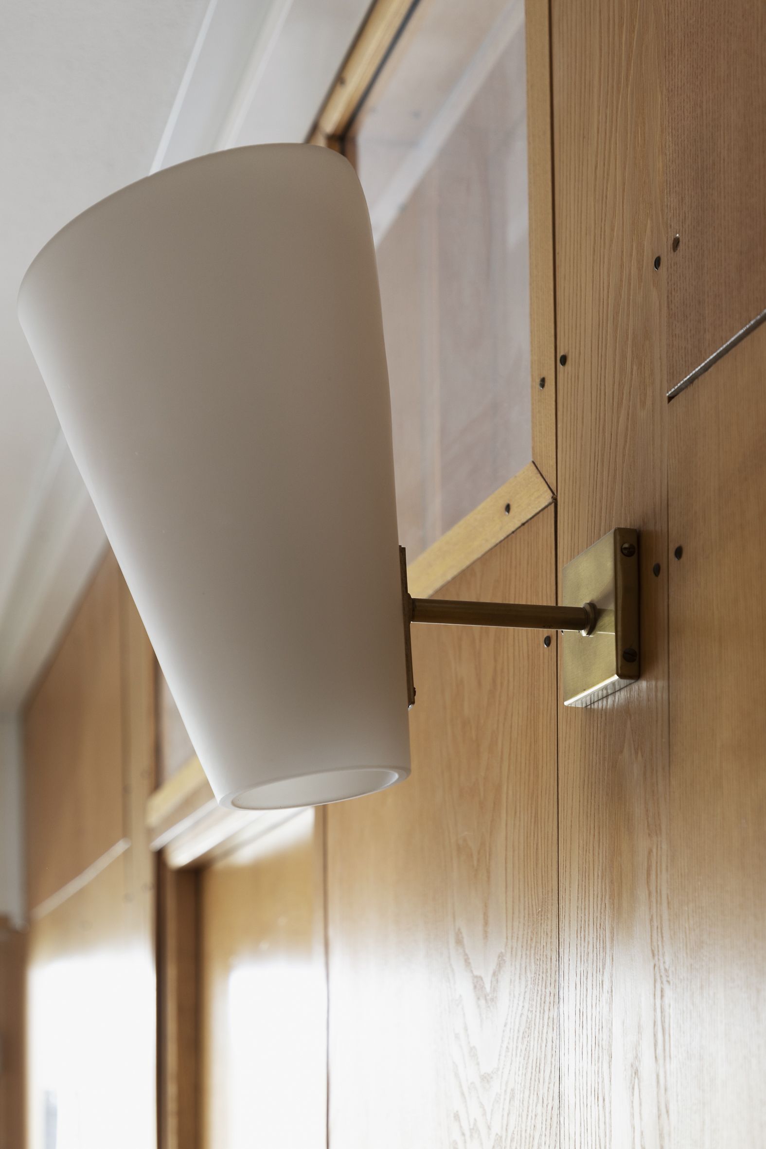 En lampa i kommunfullmäktigesalen.