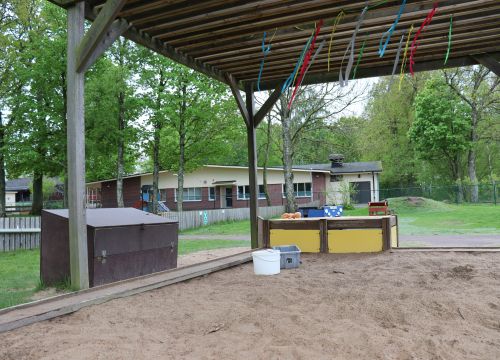 Sandlåda med solskydd