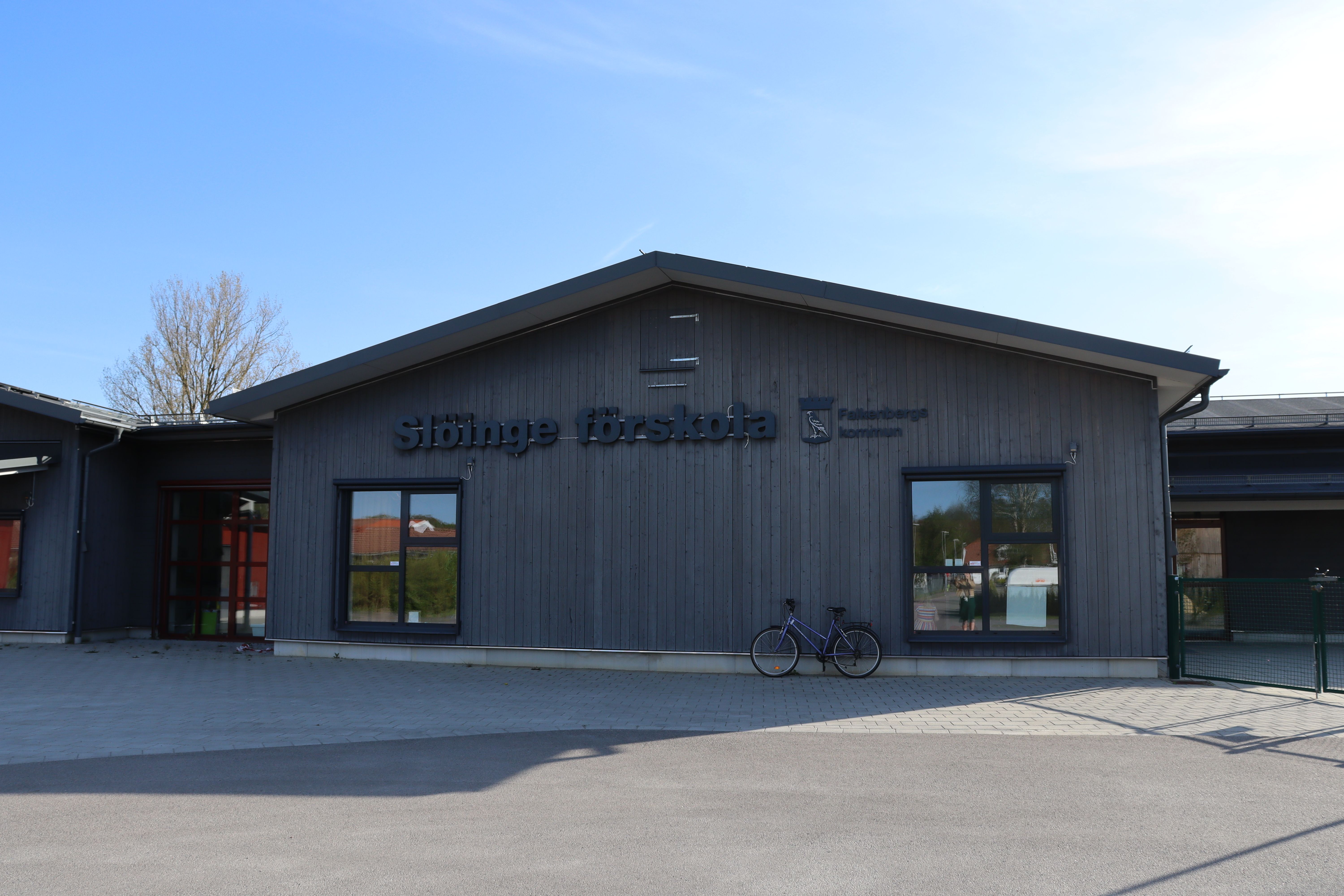 Låg träbyggnad med namnet Slöinge förskola