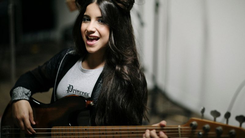 Tjej som spelar på elbas