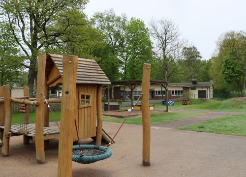 Klätterställning med kompisgunga i trä