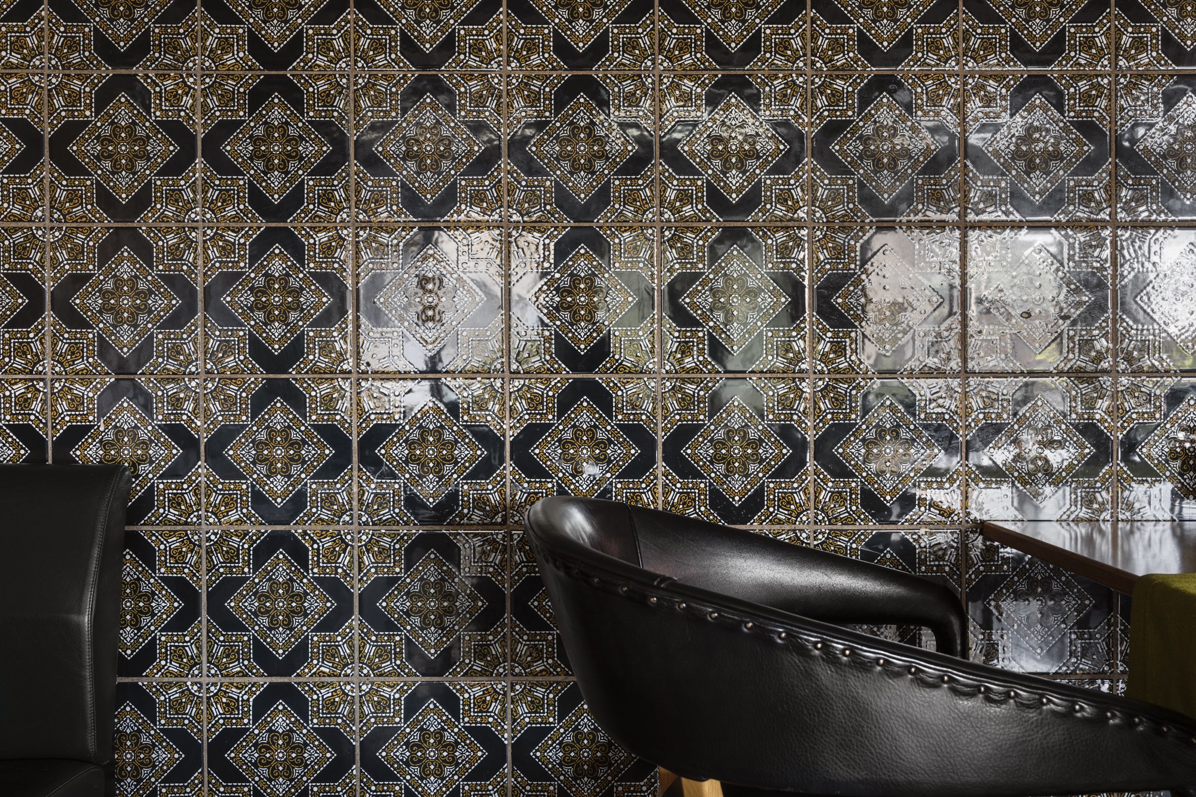 En bild av stolar och mönstrat kakel från matsalen i Stadsterassen.