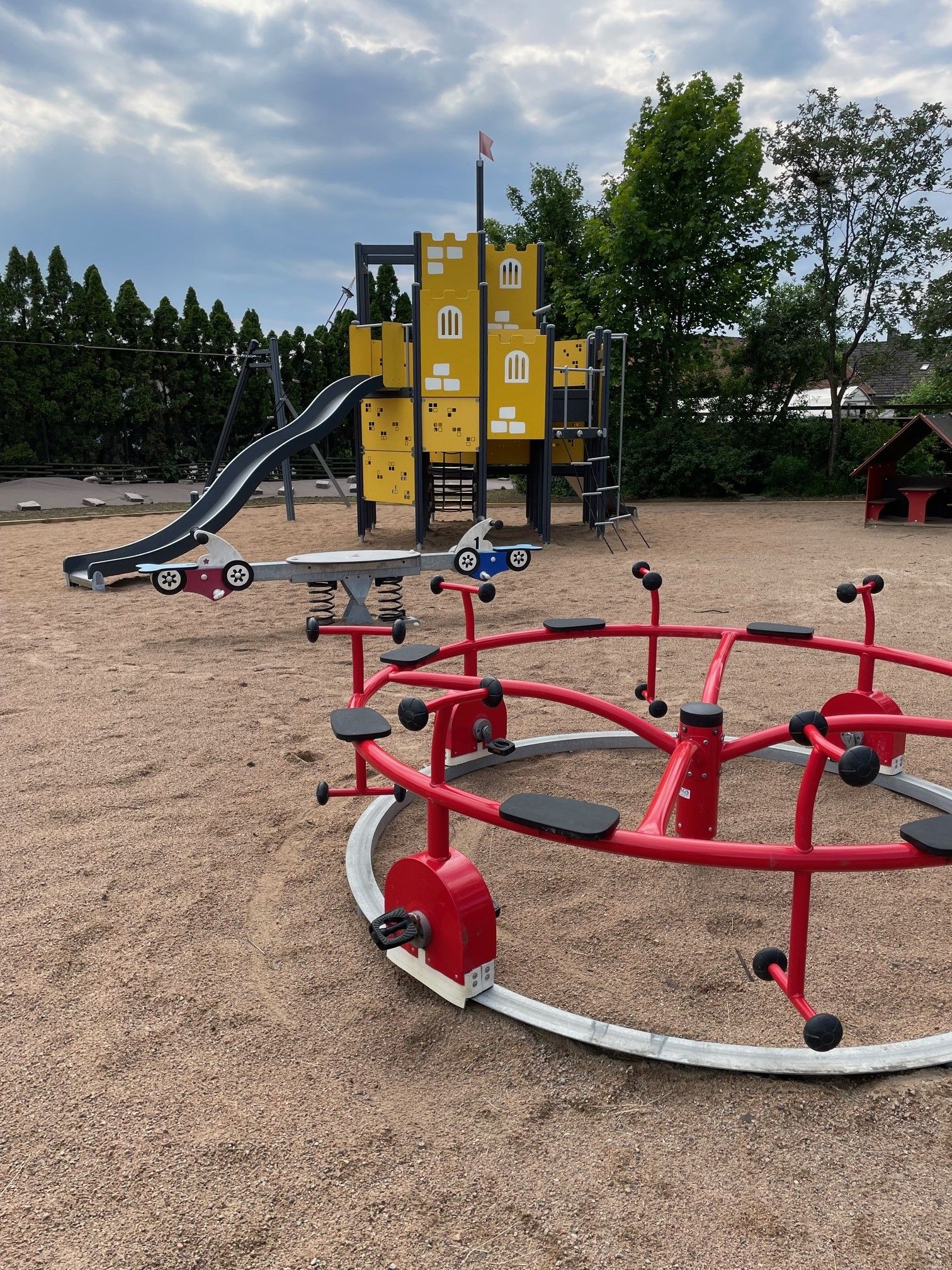 Lekutrustning, träd i bakgrunden