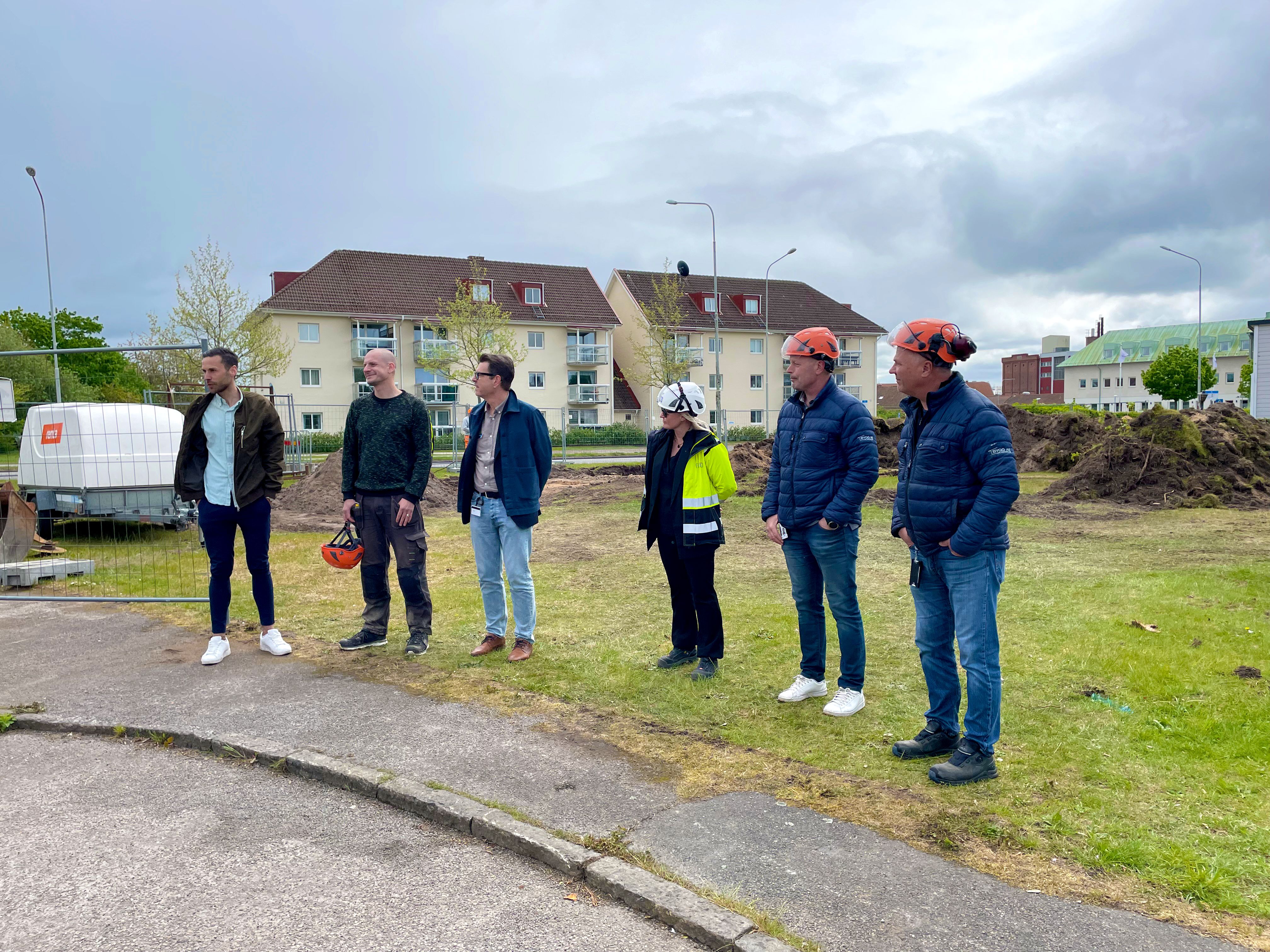 Sex personer står i rad och pratar till en publik.