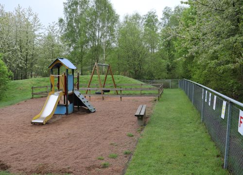 Gungställning med sandlåda under