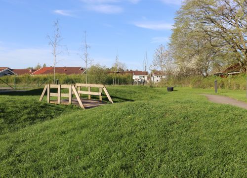 Liten träbro på gräsmatta