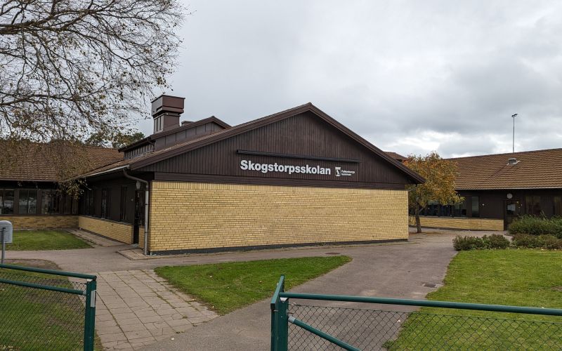 Gavel på tegelbyggnad med texten Skogstorpsskolan.