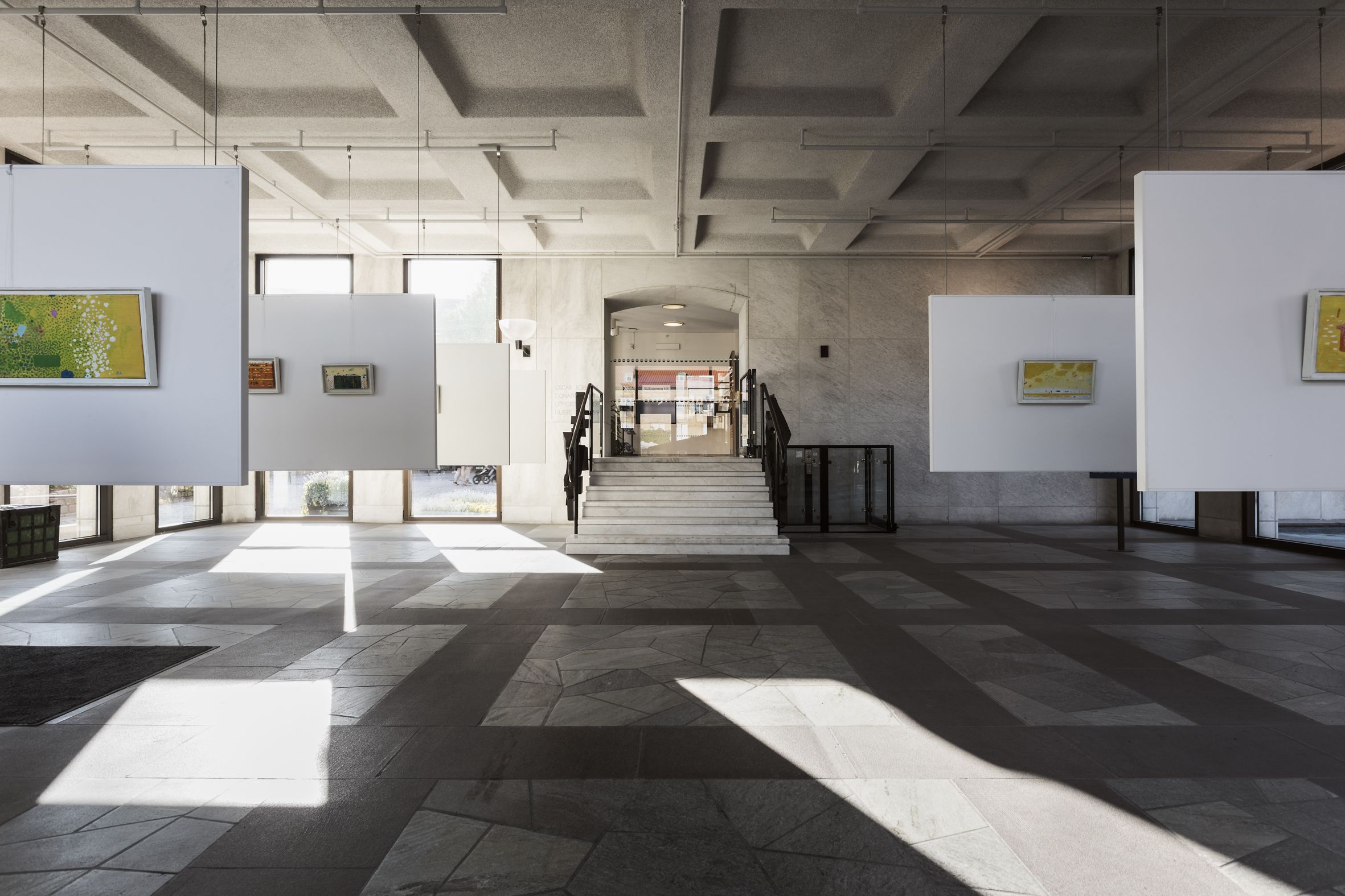 Entren till stadshuset innifrån.