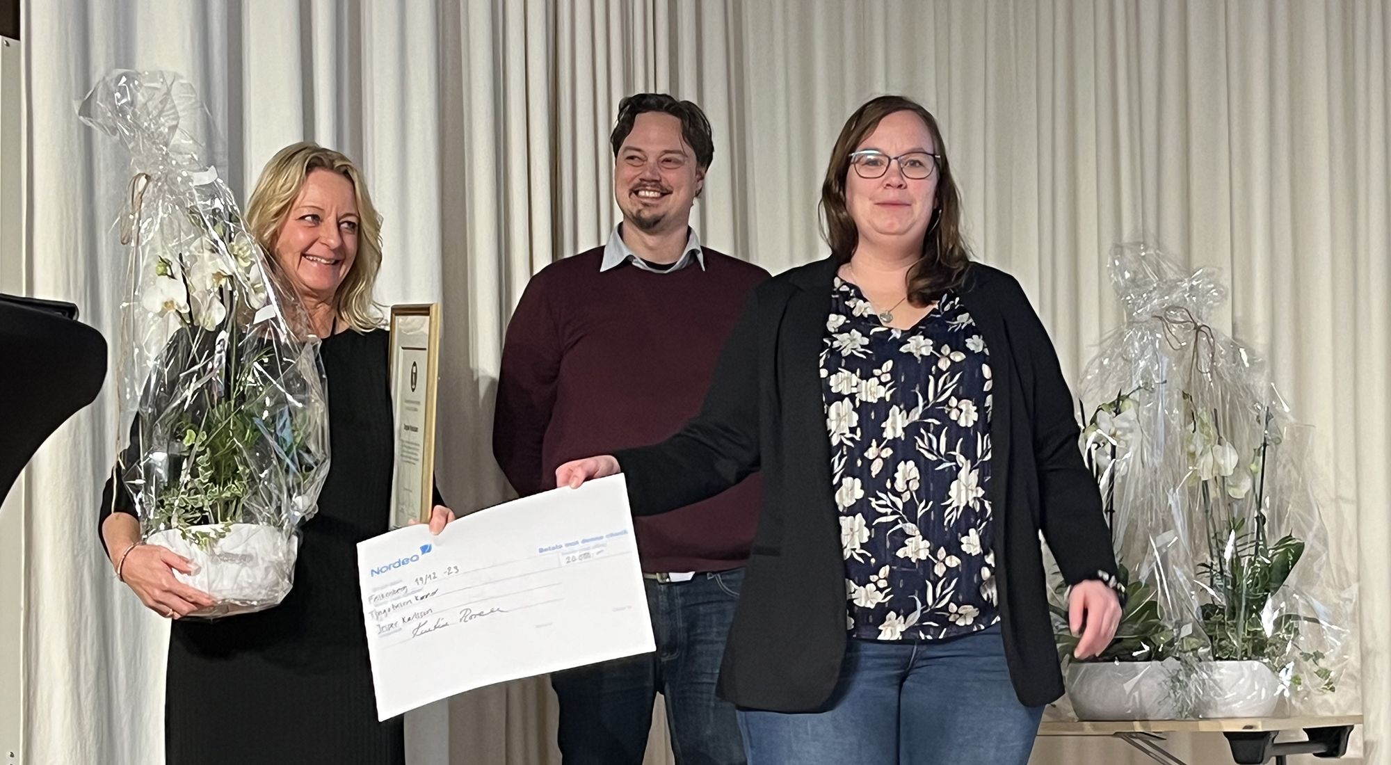 Jesper Karlssons mamma Anette Karlsson tar emot priset.