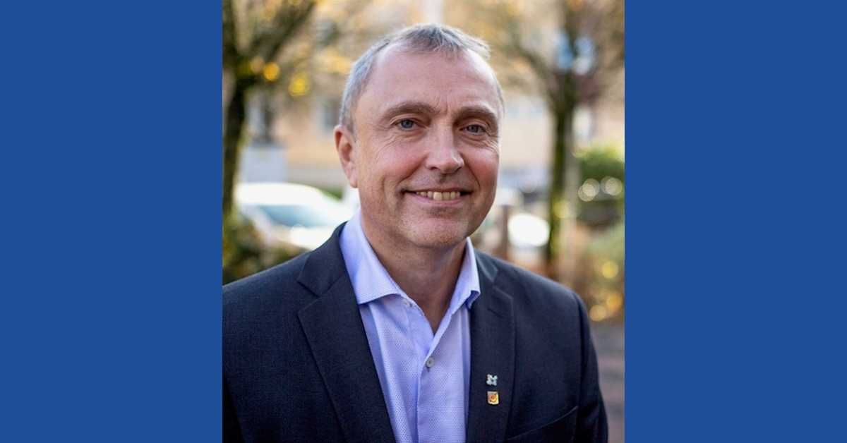 Jörgen Hansson. Han står ute med kostym och ler lite.