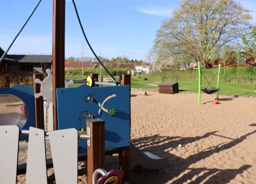 Klätterställning för de yngre barnen, kompisgunga i bakgrunden