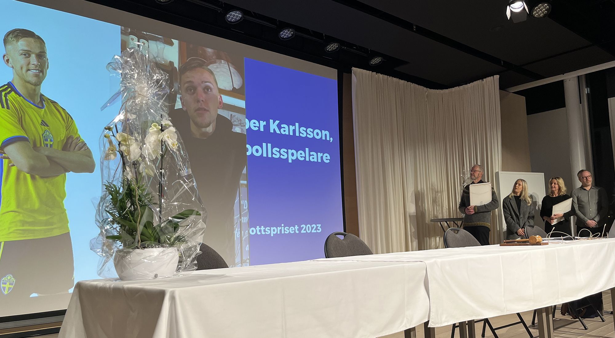 Pristagarna tittar på en film Jesper spelat in.