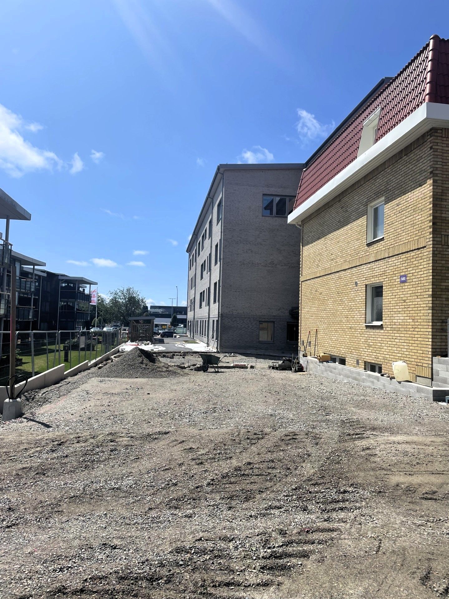 Grusupplag vid solig huvudentré på Floragatan 3. Börjar bli klart.