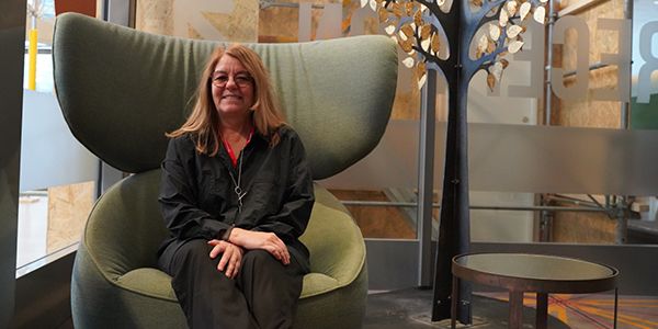 Maria Jörmalm Andersson sitter i en fåtölj.