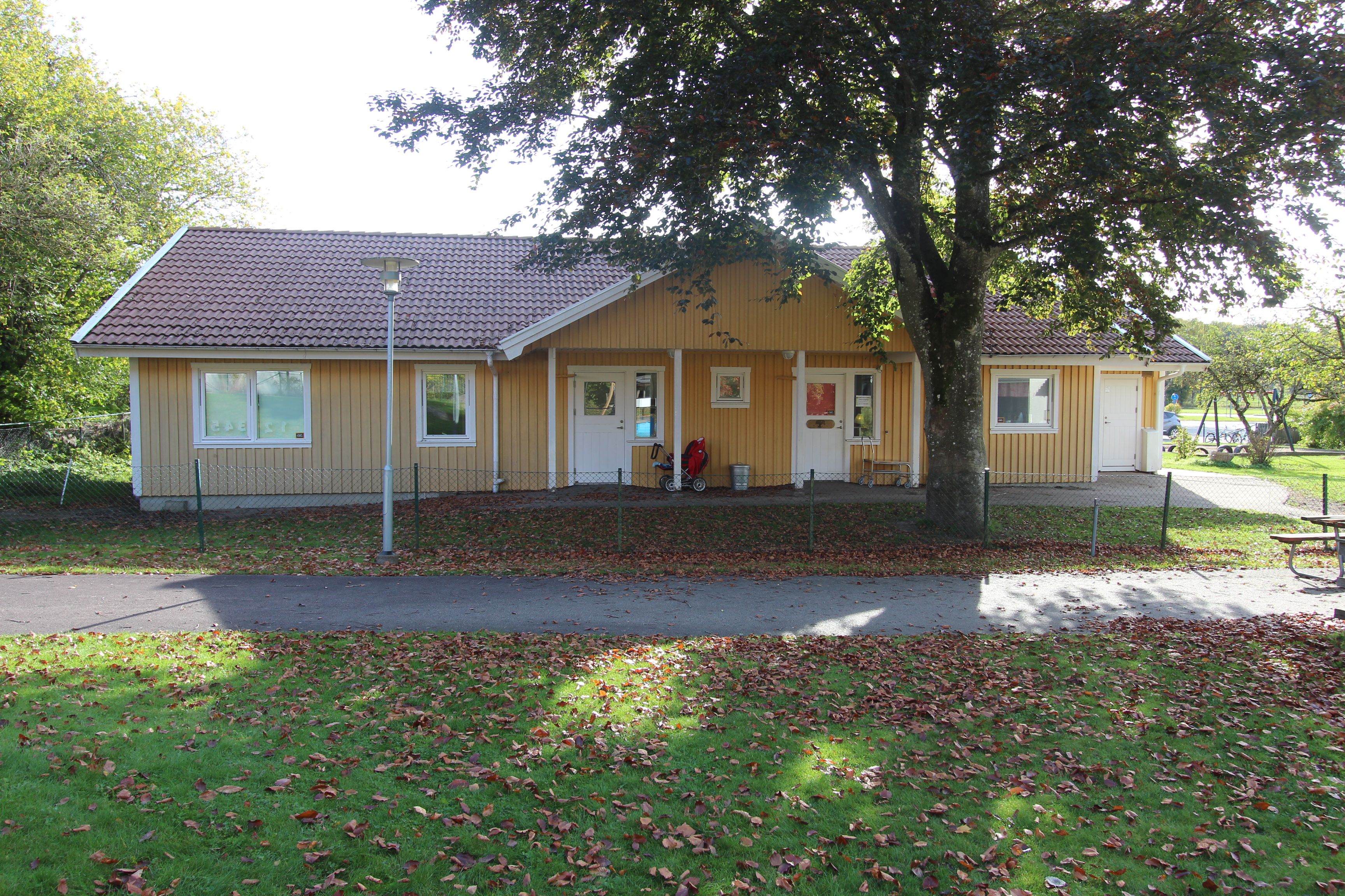 Låg gul byggnad med vita knutar