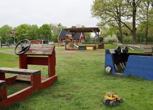 Träbildar i rött och blått