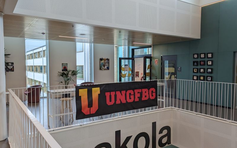 Vepa på trappräcke med texten Ung Fbg