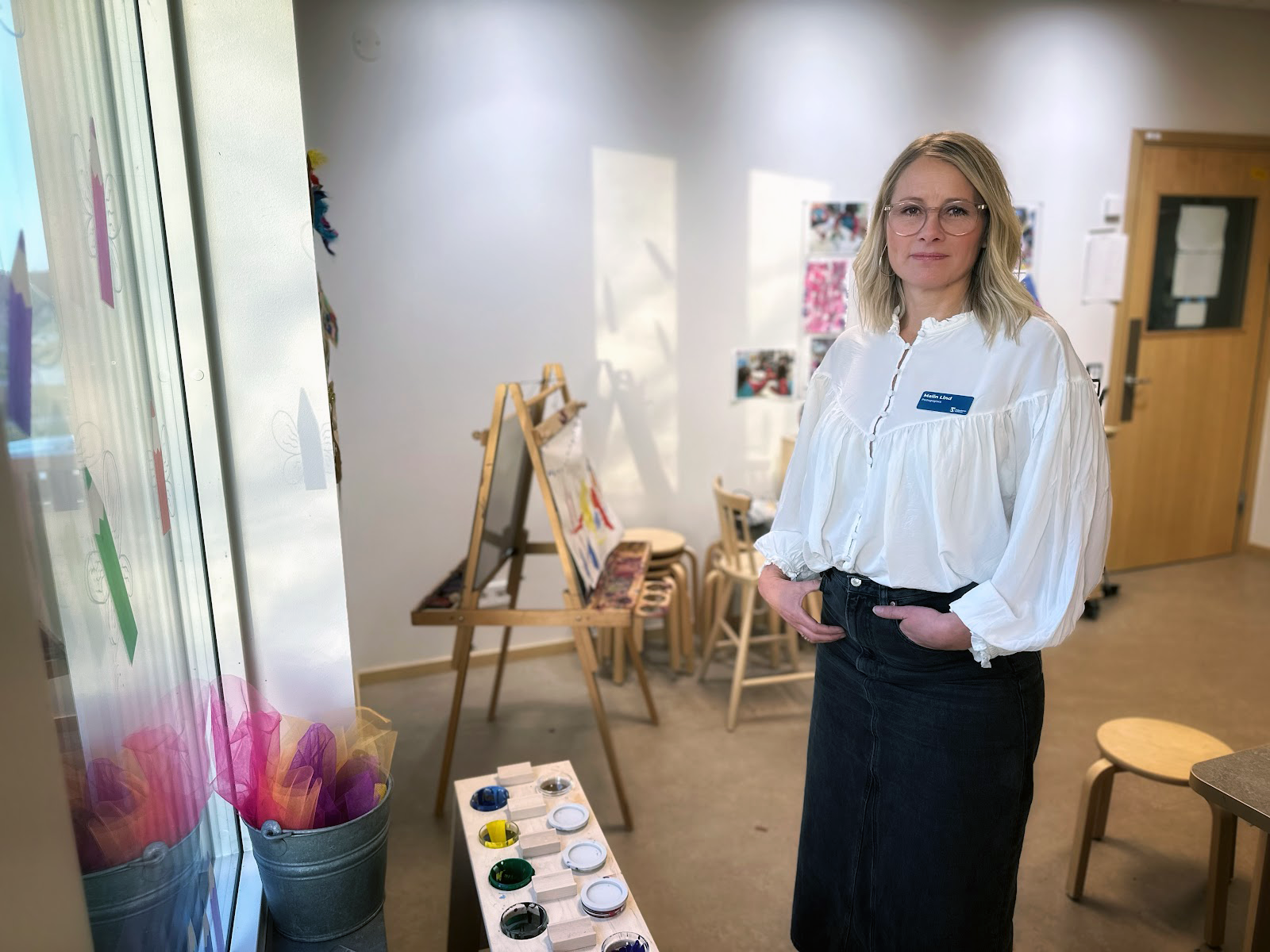 Hand håller mobiltelefon som visar inloggningssida till e-tjänsten.