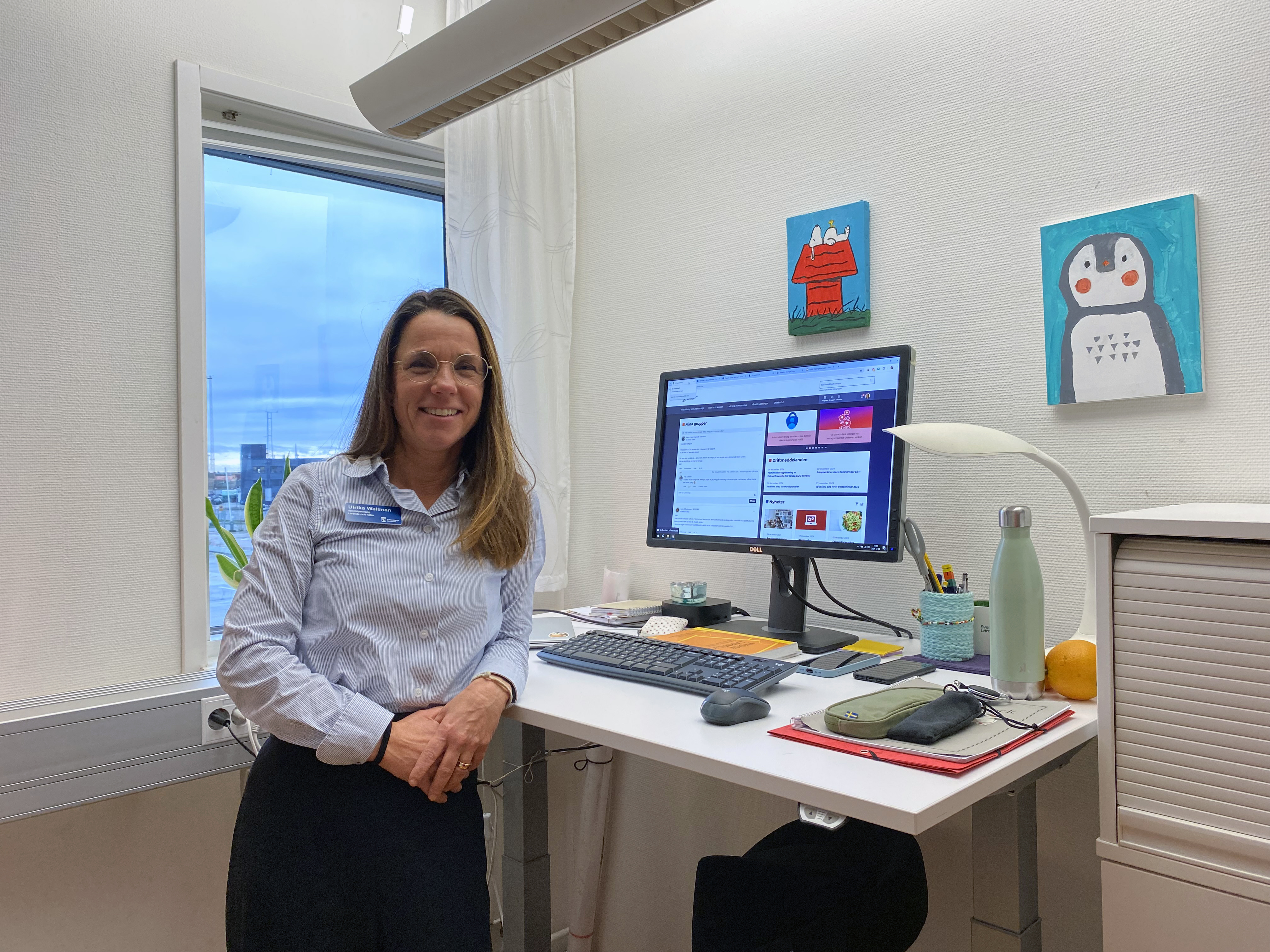 Hand håller mobiltelefon som visar inloggningssida till e-tjänsten.