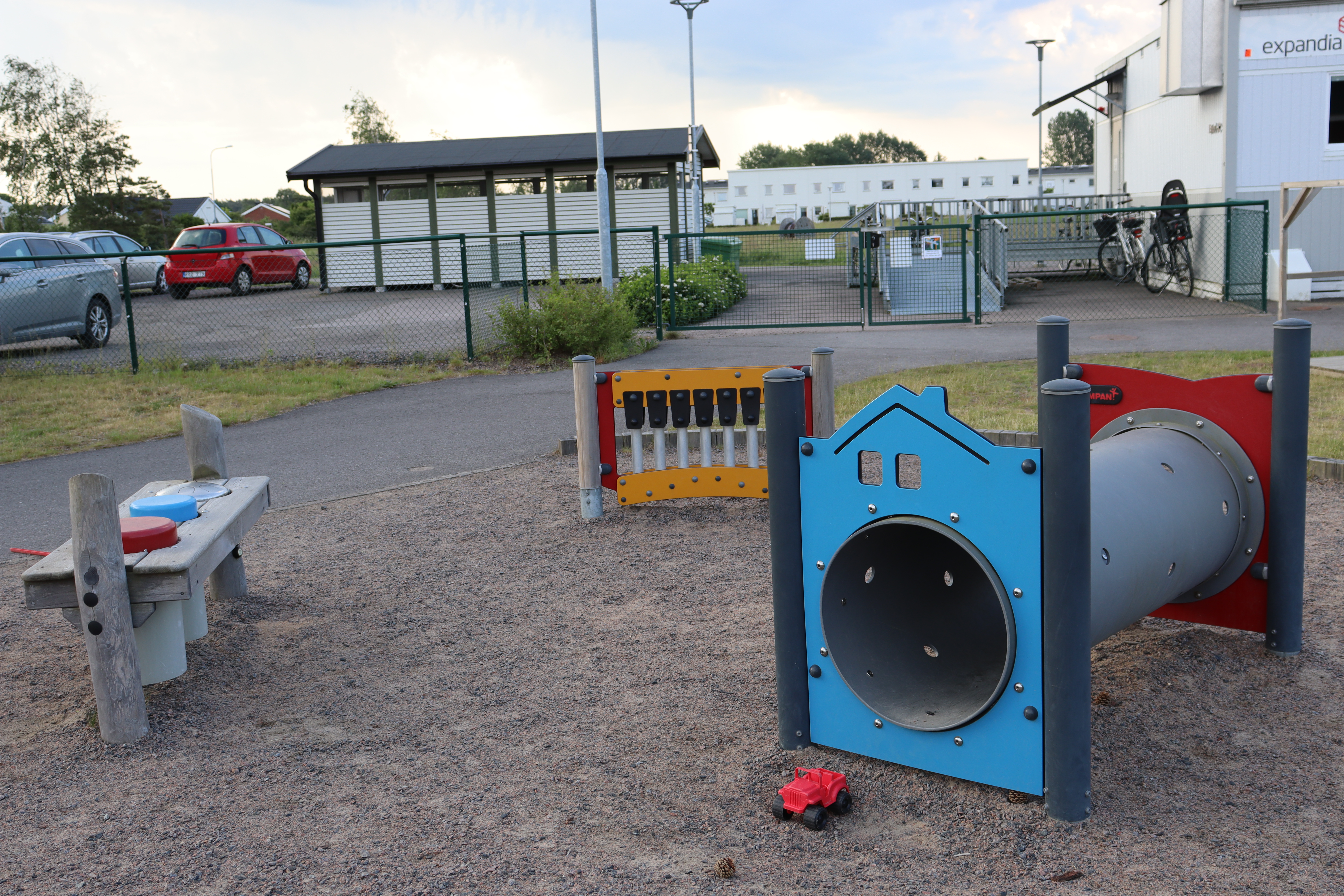 Sandlåda med kryptunnel och bänk