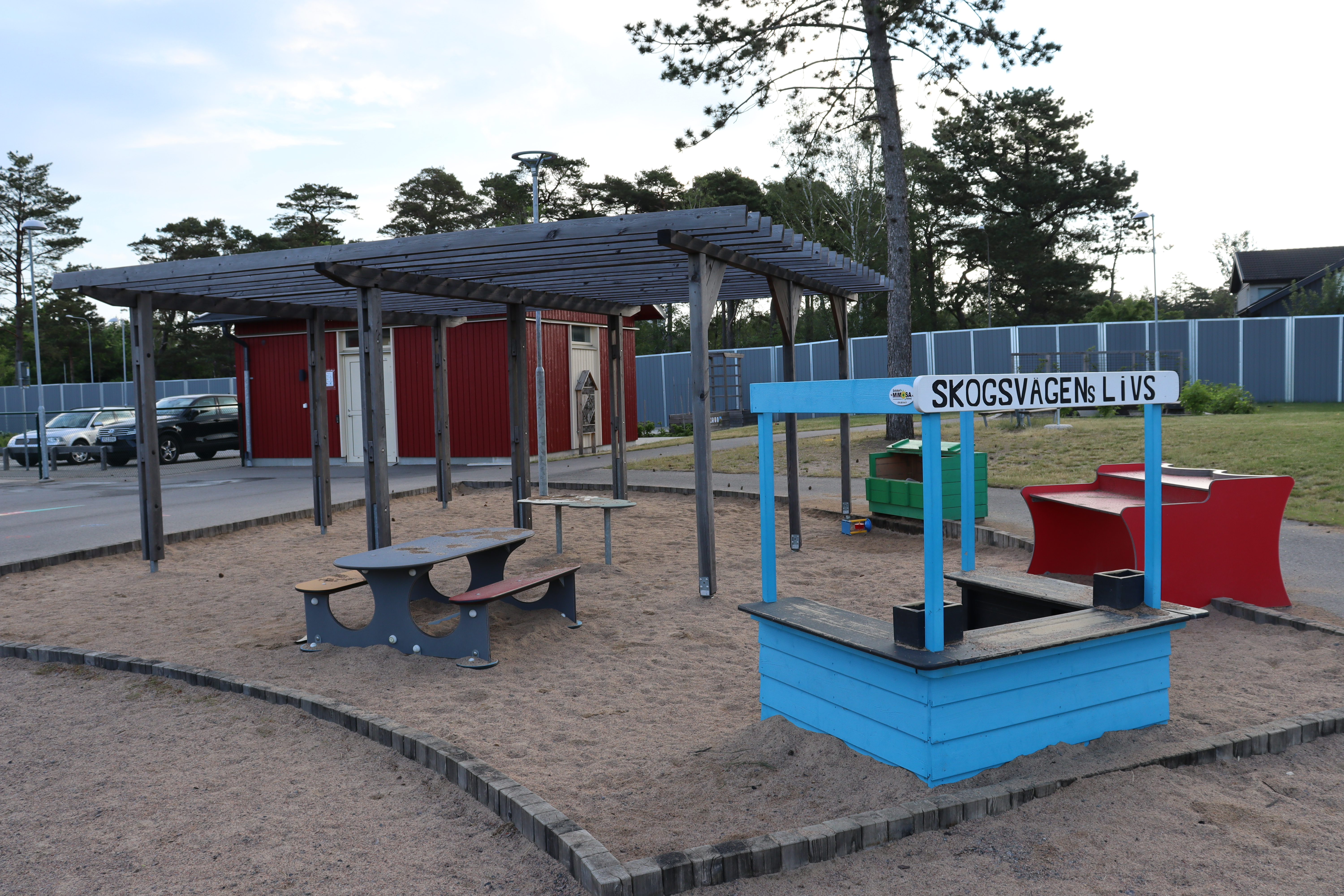 Sandlåda med kiosk, bänkar och bord