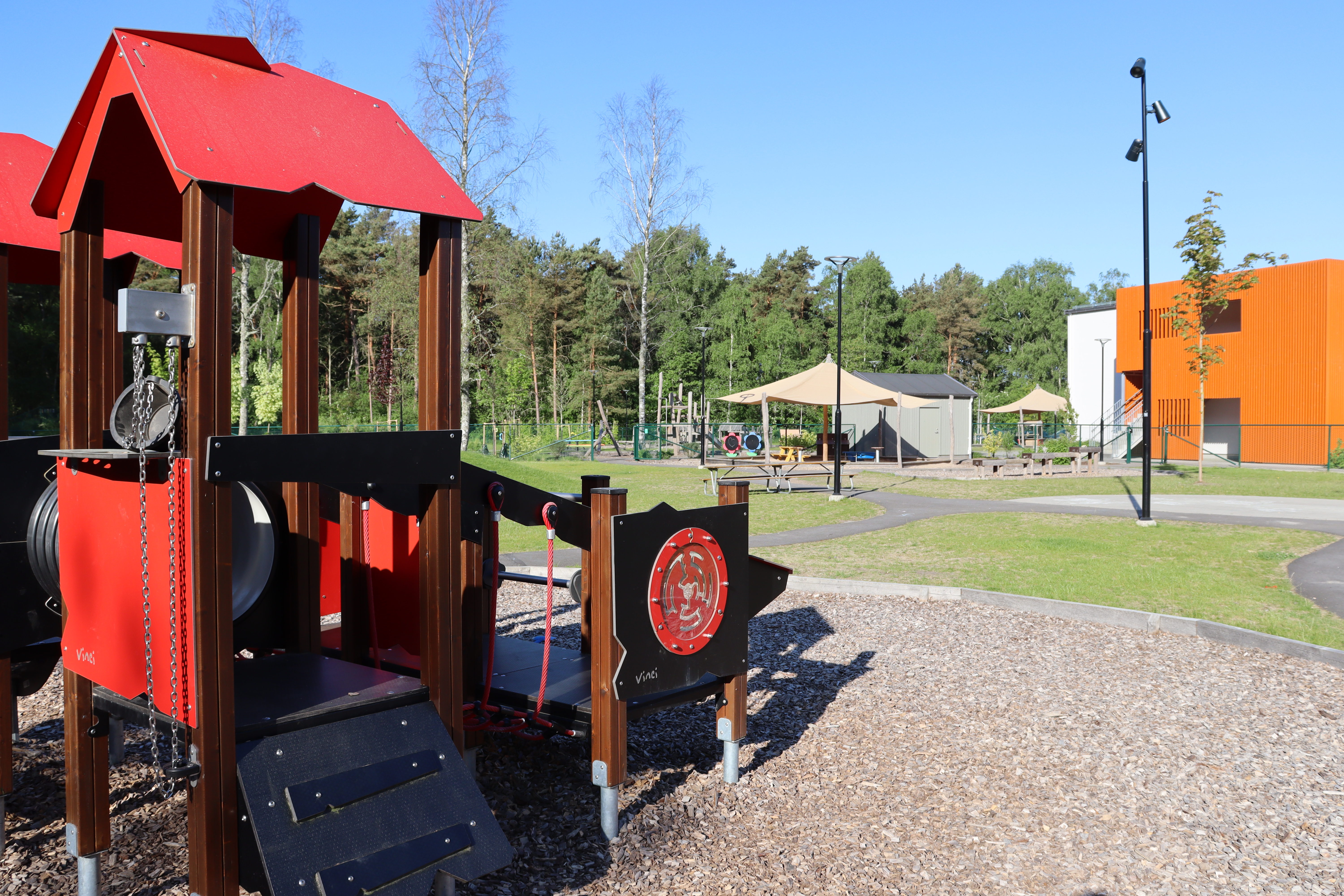 Klätterställning, grön gård i bakgrunden