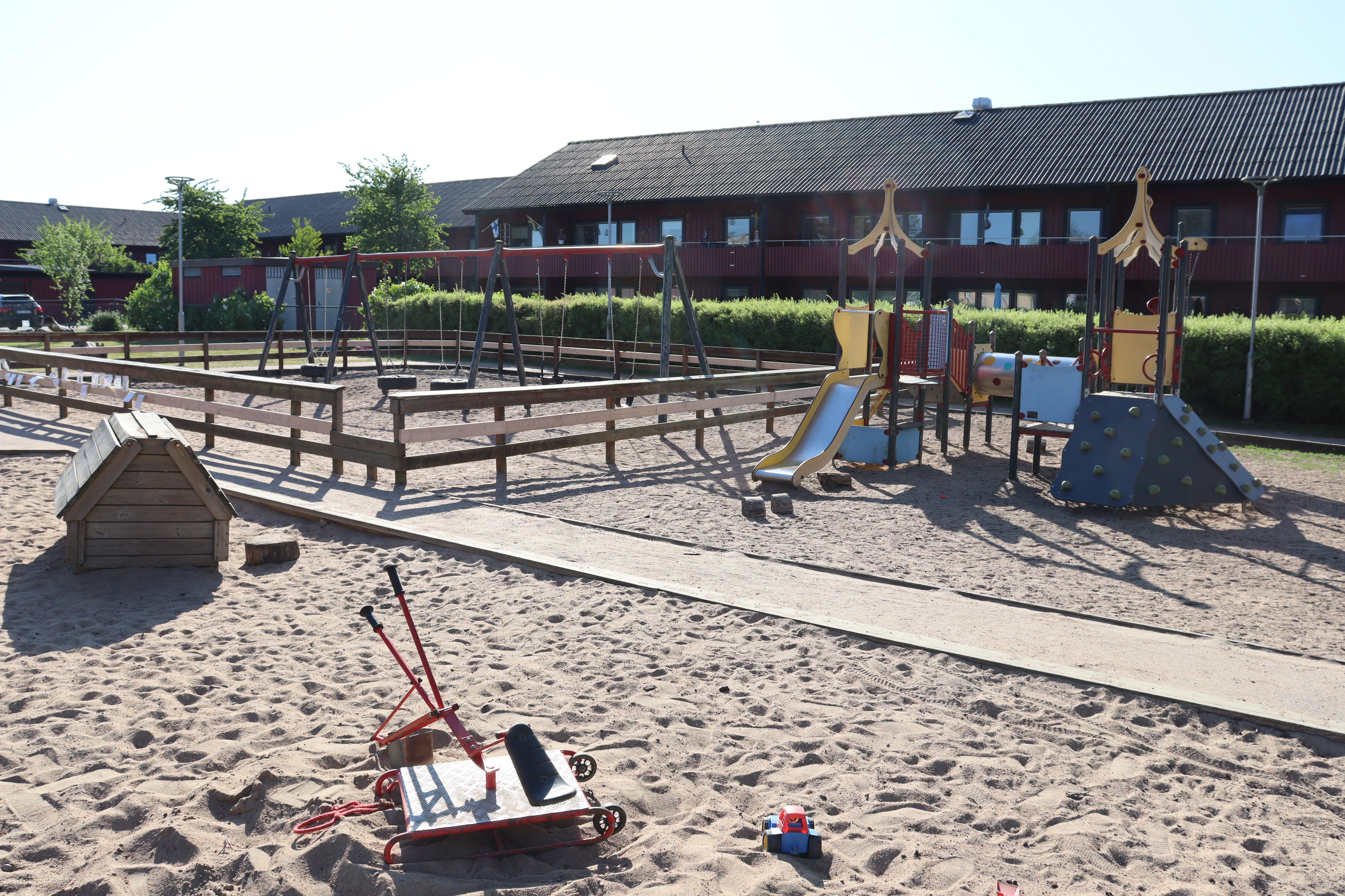 Sandlåda med klätterställning och gungor