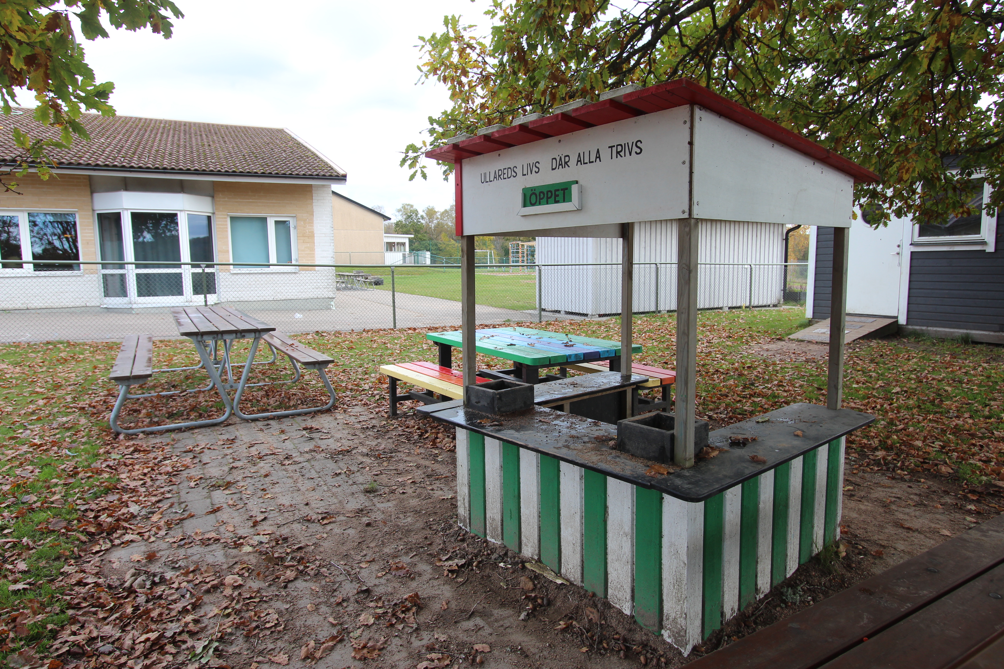 Lekkiosk, bord och bänkar