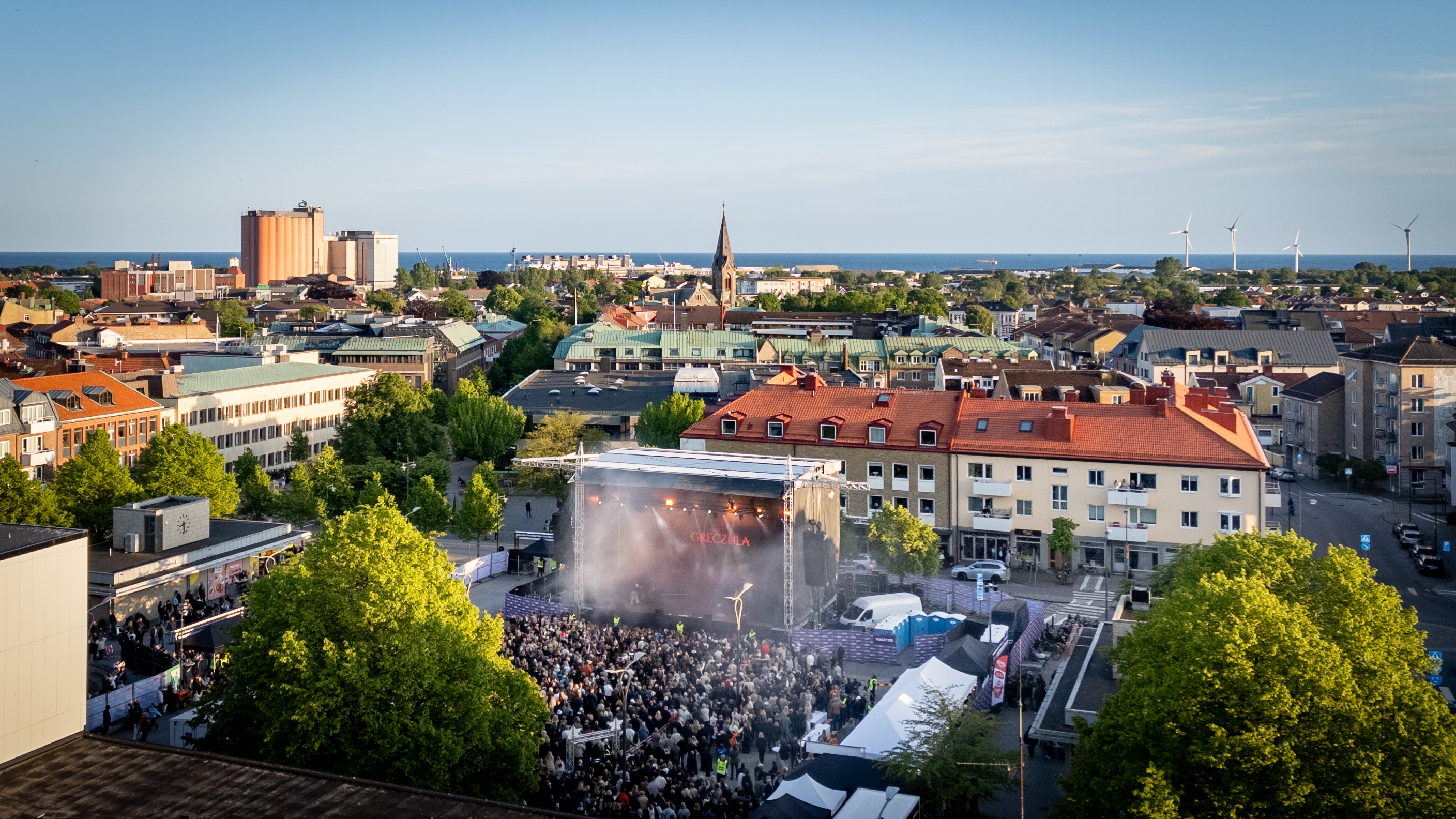 En drönarbild från Stortorget, där scenen där det står Greczula syns och framför den publiken.