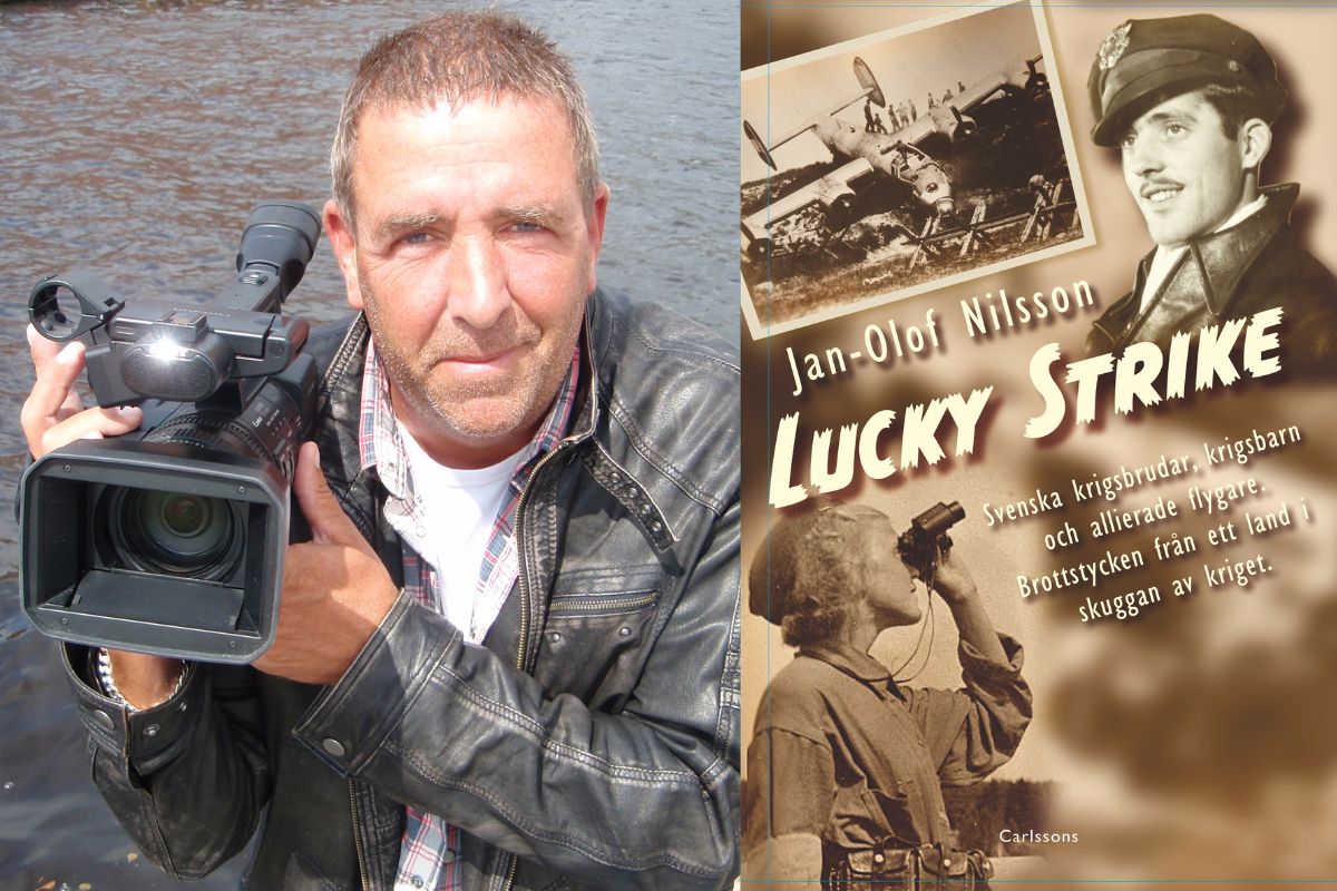 Jan-Olof Nilsson med sin kamera och vatten i bakgrunden, samt bokomslaget Lucky Strike där en kvinna tittar med kikare och en flygare ser cool ut. Ett kraschat plan syns också.