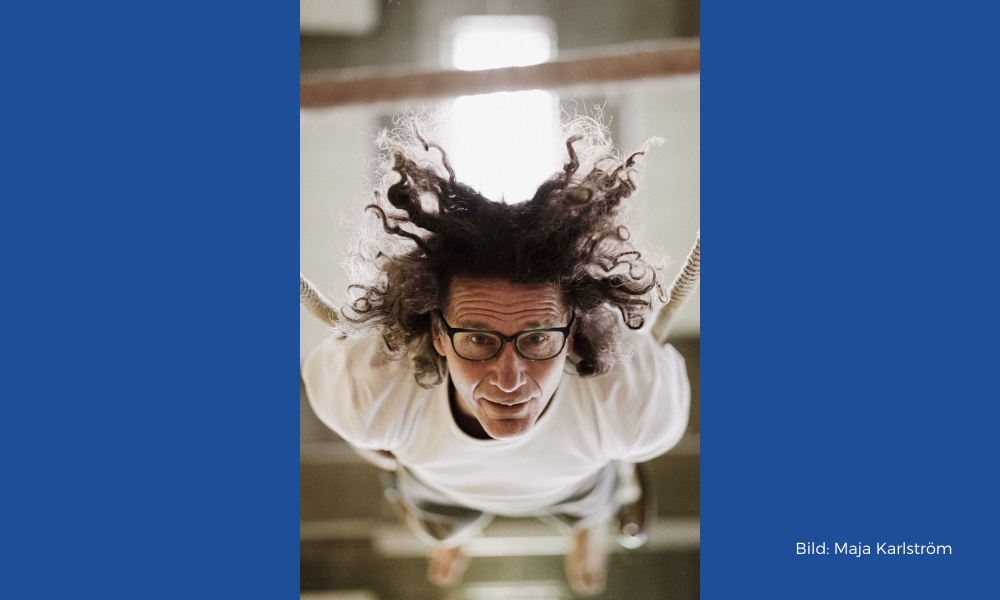 Magnus upp och ner, hänger i ringar. Fotograf: Maja Karlström.