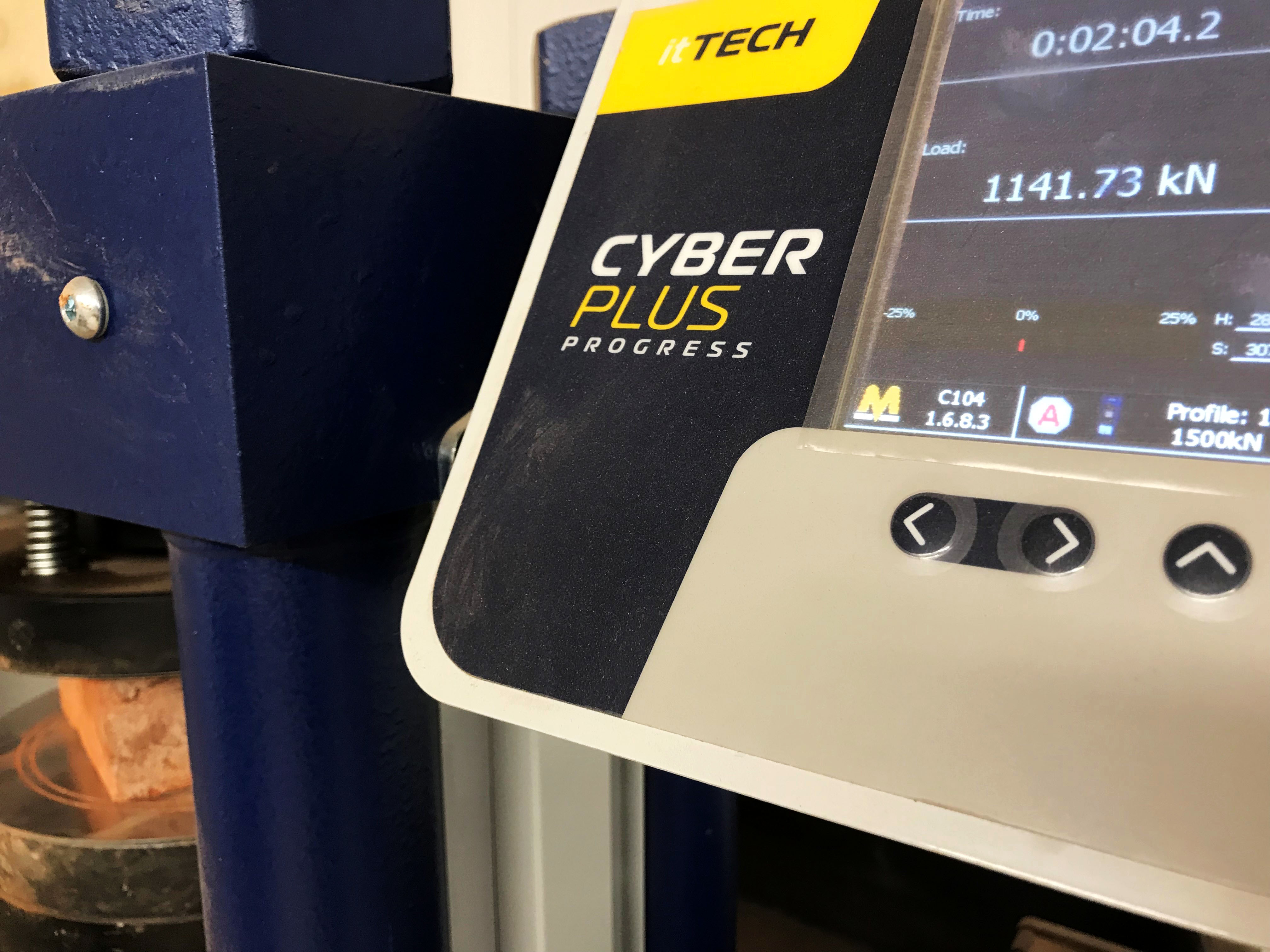 Närbild Cyber Plus-maskin med skärm.