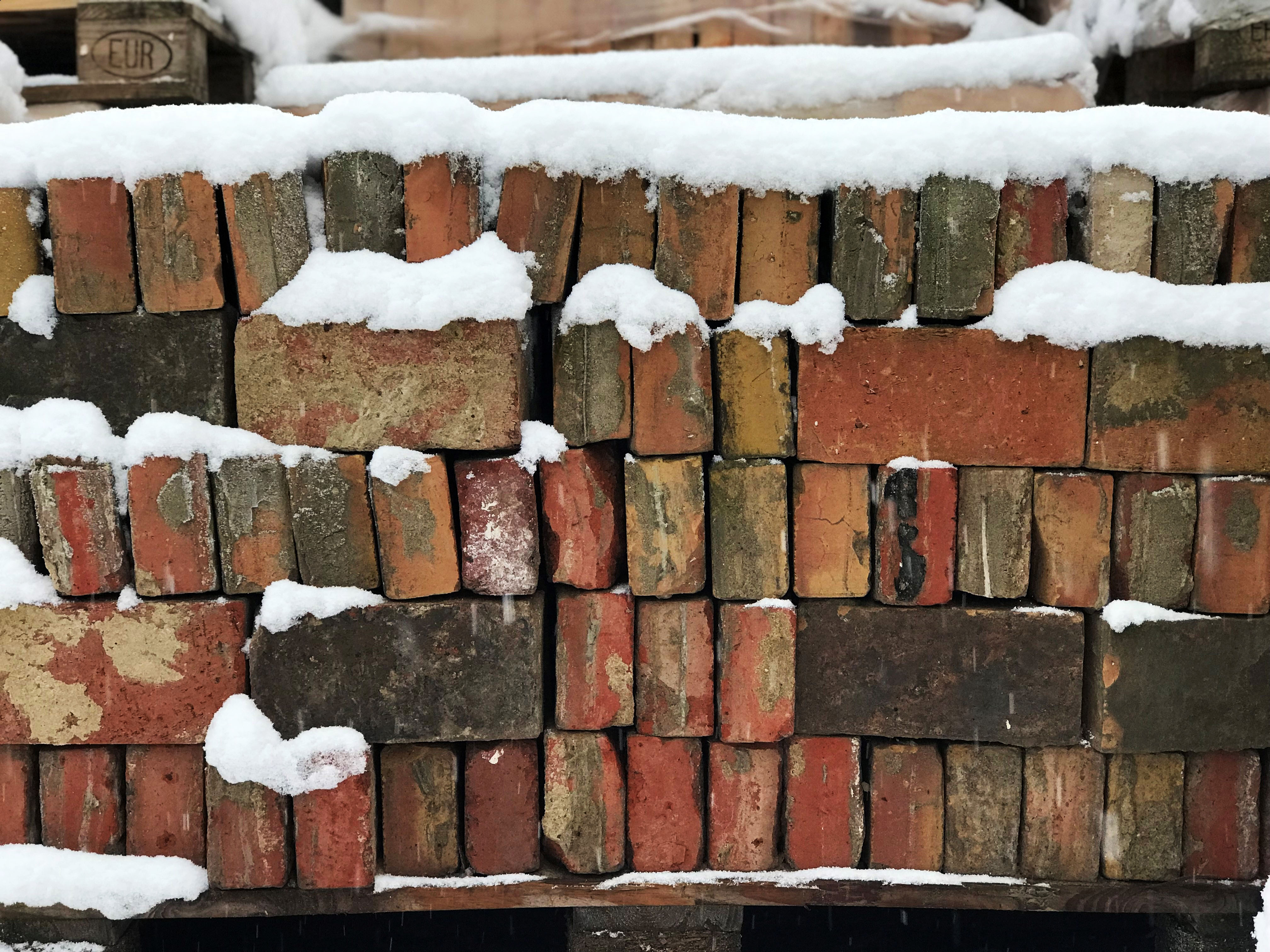 Tegelstenar staplade på varandra, med kortsidan vänd mot kameran.