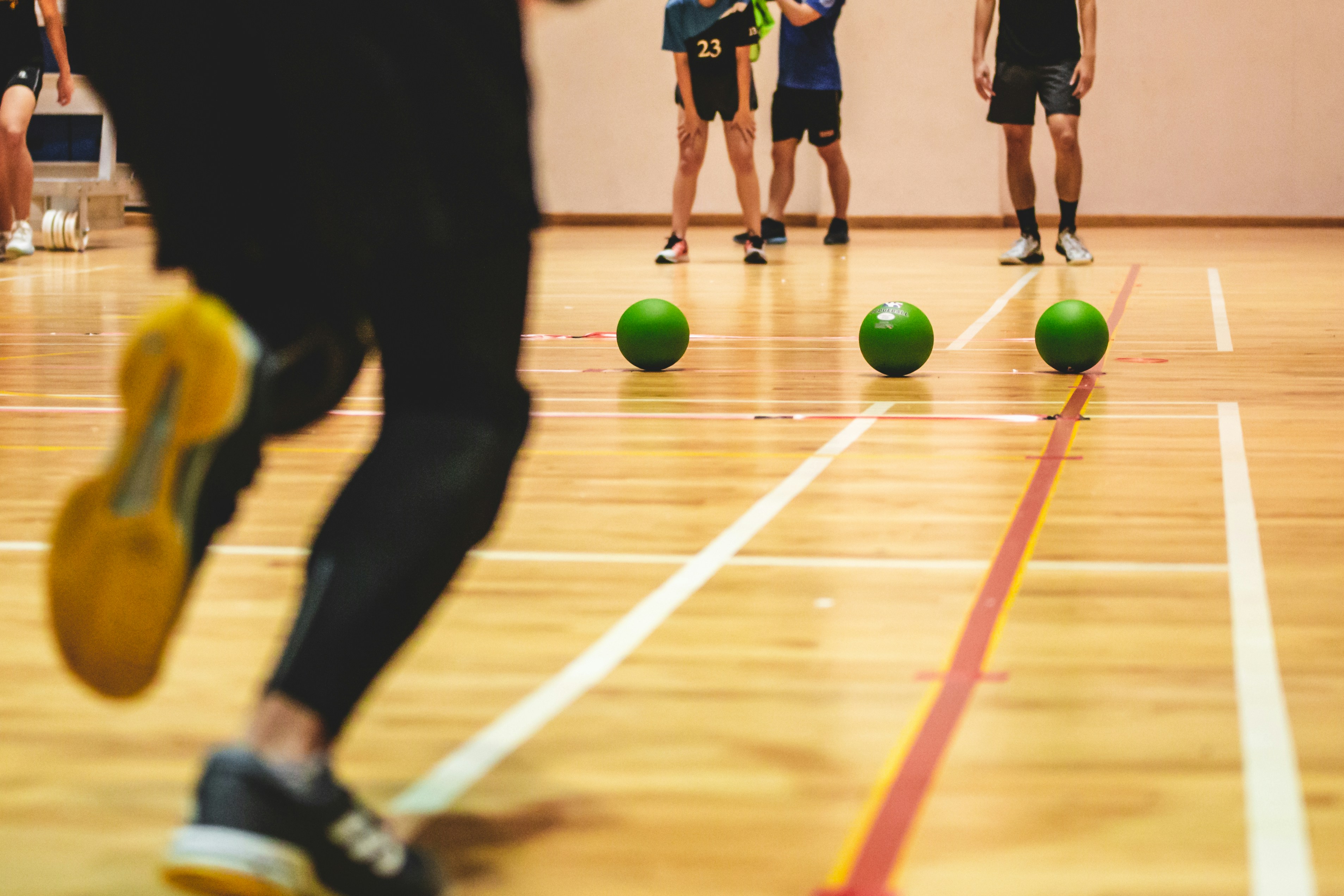 Ungdomar tränar i en gymnastiksal