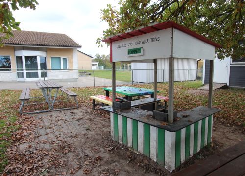 Lekkiosk, bord och bänkar