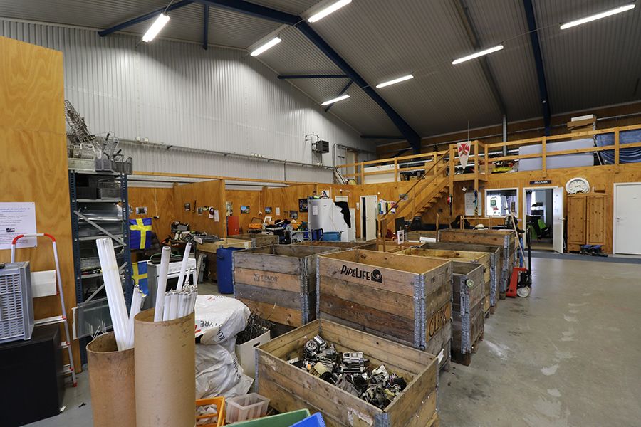 Lagerlokal full med trälådor.