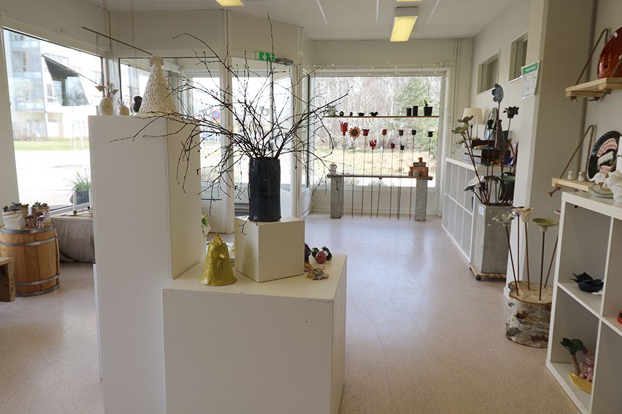 Butikslokal med hyllor där det står olika keramikföremål.
