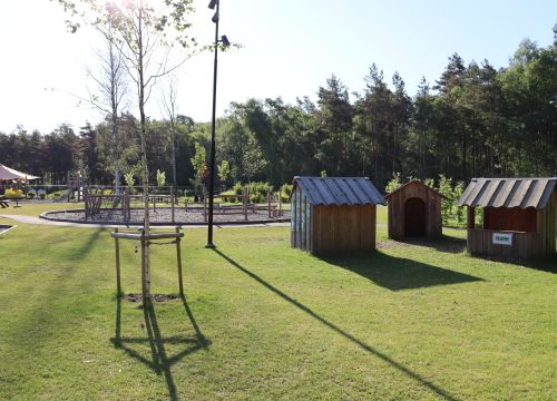 Lekstugor för teater på grön gård