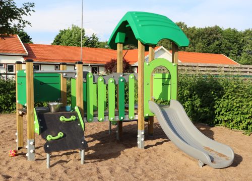 Grön klätterställning för de yngre barnen