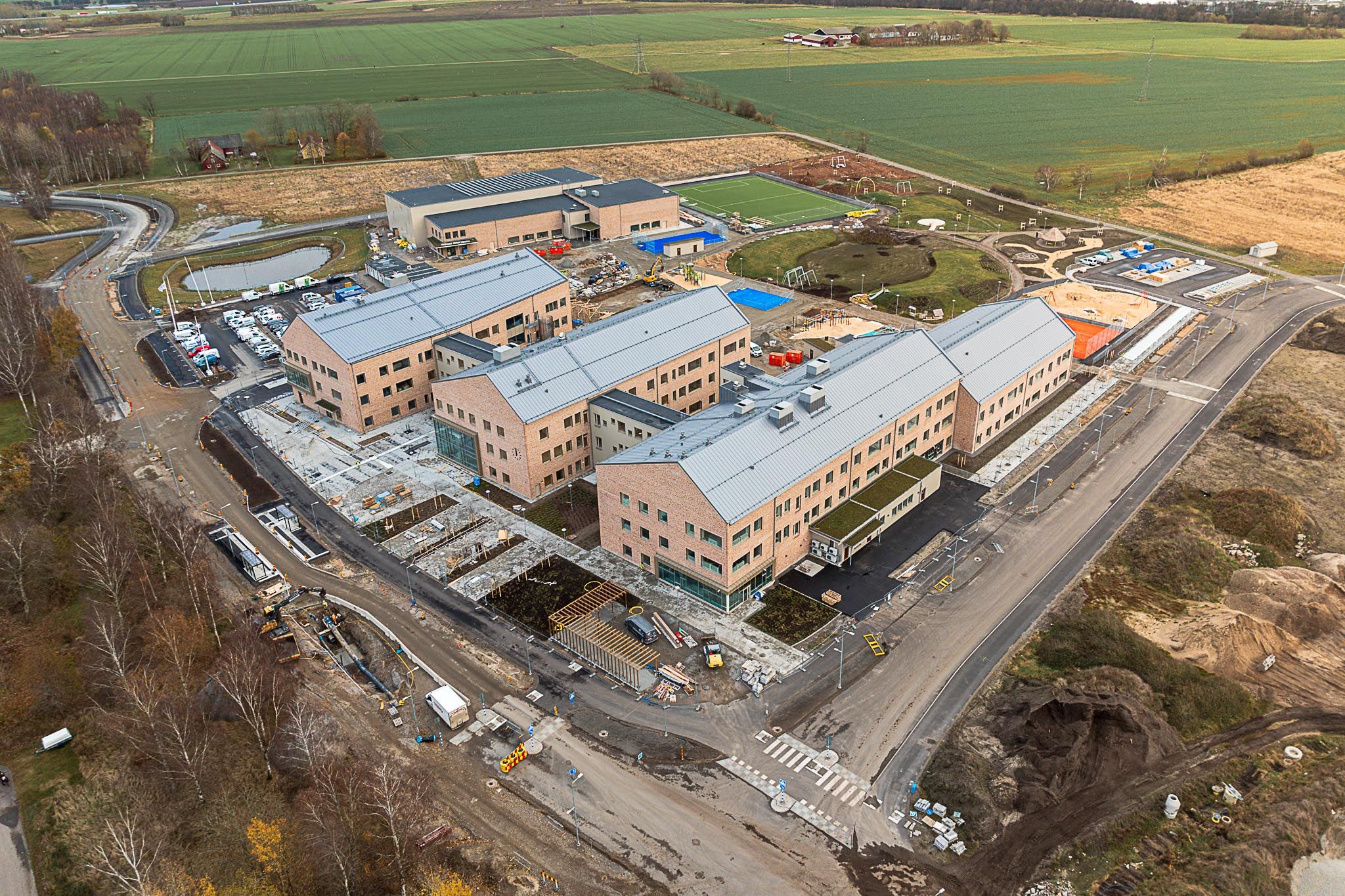 Flygbild över Tröingeskolan och Tröinge idrottshall.