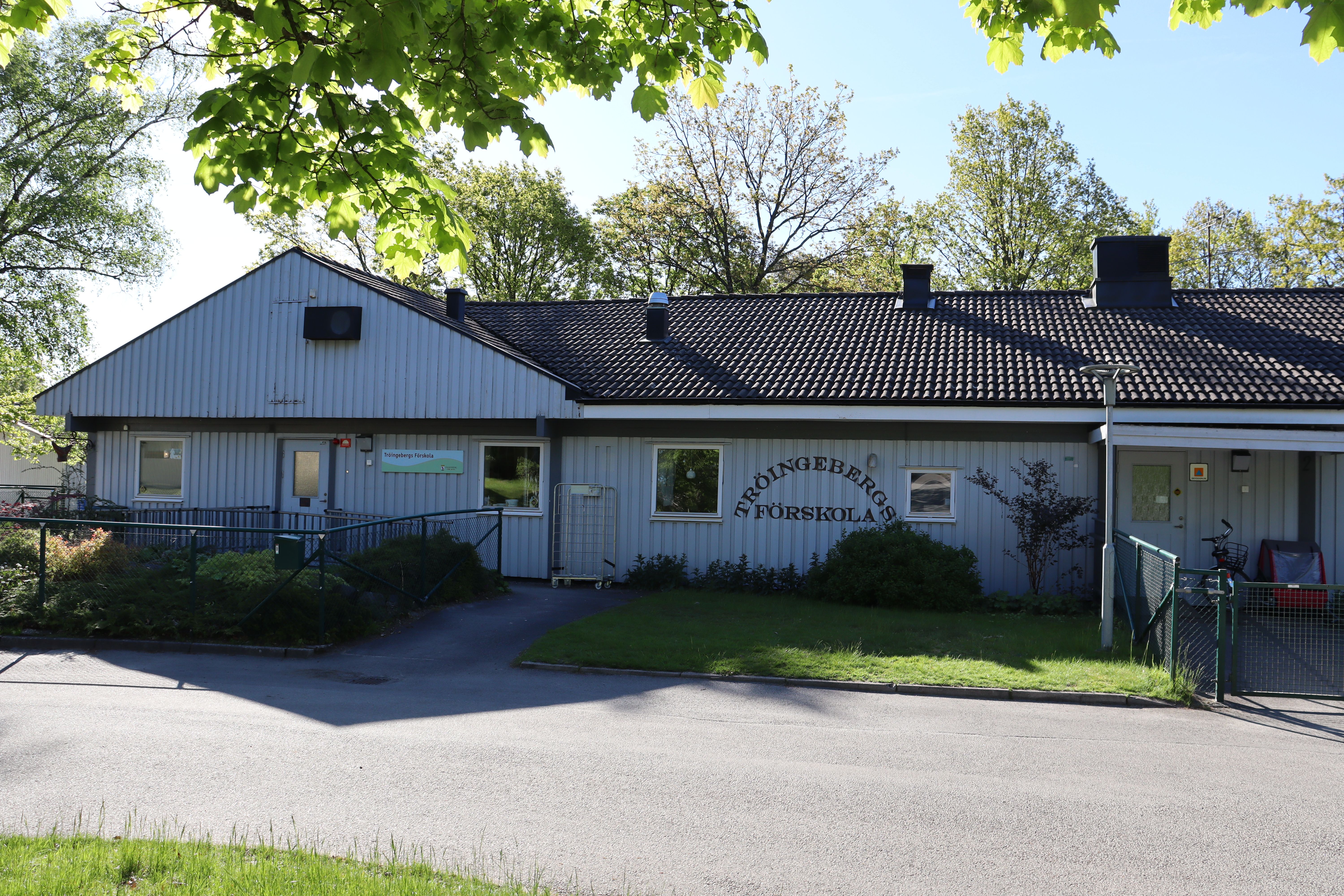 Låg vit byggnad sedd från långsidan, Tröingebergs förskola på fasadvägg