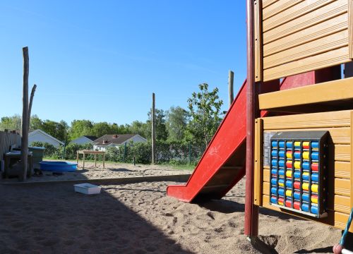Rutschkana med färgglad leksak på sidan