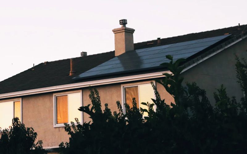 Envåningshus med solceller på taket.