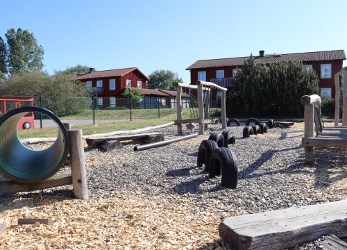 Balansbana med röda hus i bakgrunden